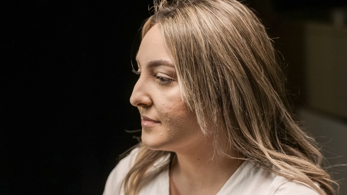 Portret din profil pe fundal închis